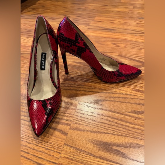 Nine West Tatiana Red and Black Snakeskin Pointy Heels Size 6M - Picture 2 of 10
